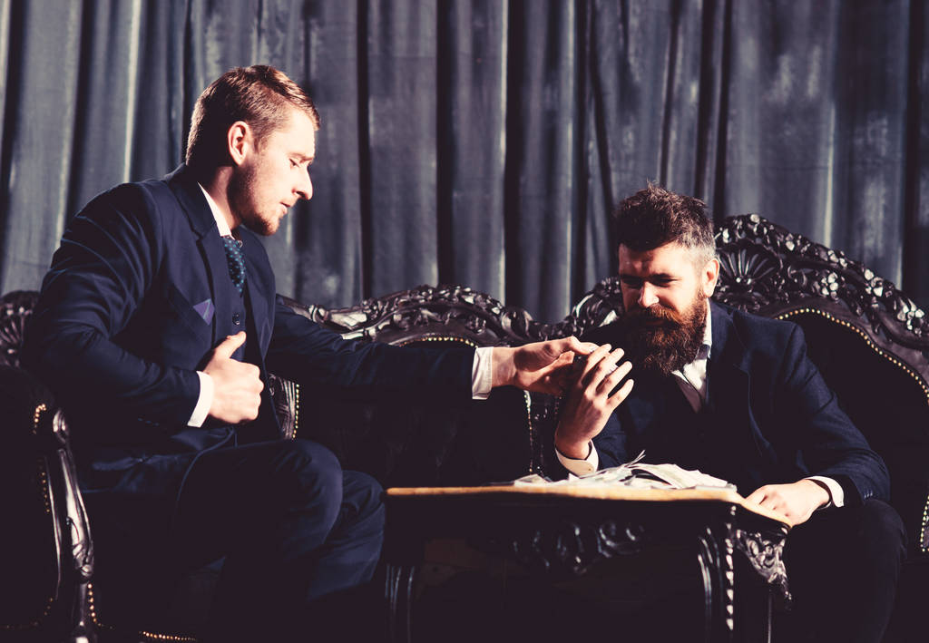 Deux hommes d'affaires confiants déjeunent au restaurant vintage
 - Photo, image
