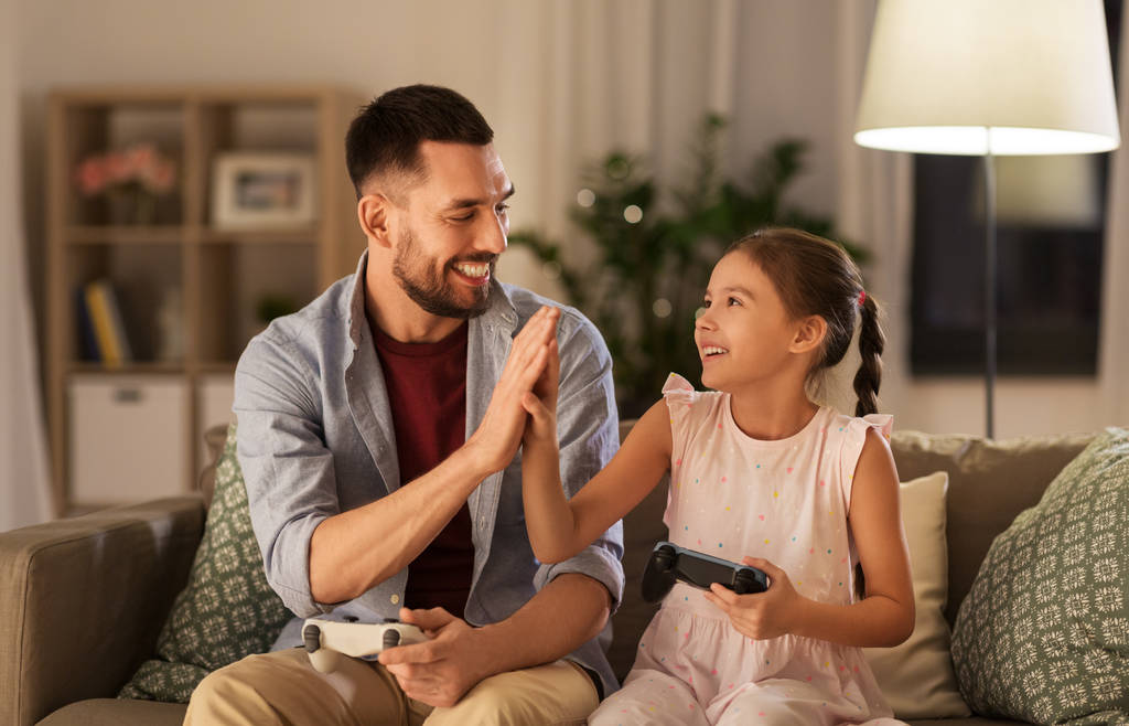 apa és lánya, videó lejátszás game otthon - Fotó, kép