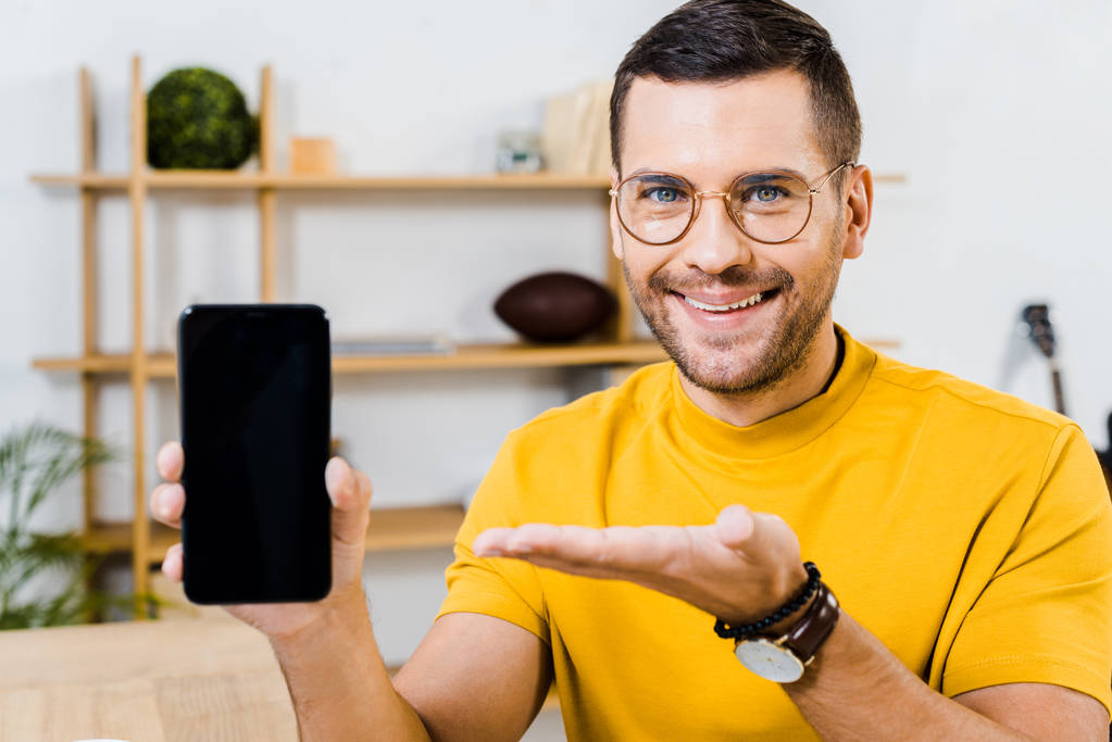 smartphone boş ekran ile gösterilen gözlük yakışıklı adam  - Fotoğraf, Görsel