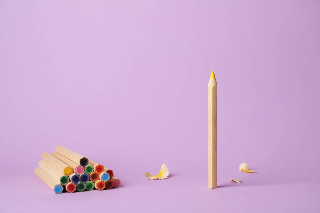 1 tužka stojící od ostatních na barvu pozadí. Být jiný - Fotografie, Obrázek