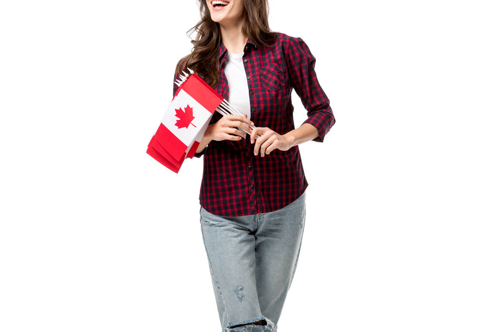 обрезанный вид женщины, держащей канадские флаги изолированные на белом
 - Фото, изображение