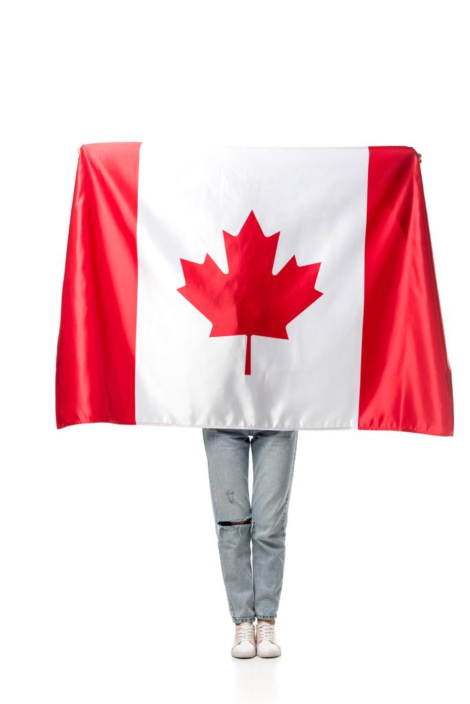 Kobieta trzyma kanadyjską flagę przed twarzą na białym tle - Zdjęcie, obraz