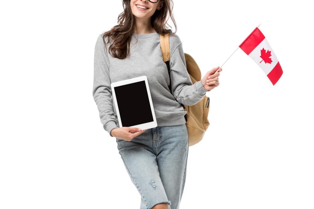 kız öğrenci Kanada bayrağı tutarak ve boş ekran üzerinde beyaz izole ile dijital tablet sunma kırpılmış görünümünü - Fotoğraf, Görsel