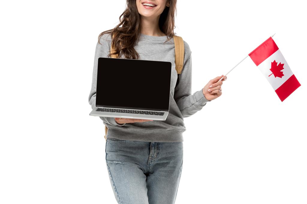 bijgesneden beeld van vrouwelijke student met Canadese vlag presenteren laptop met leeg scherm geïsoleerd op wit - Foto, afbeelding