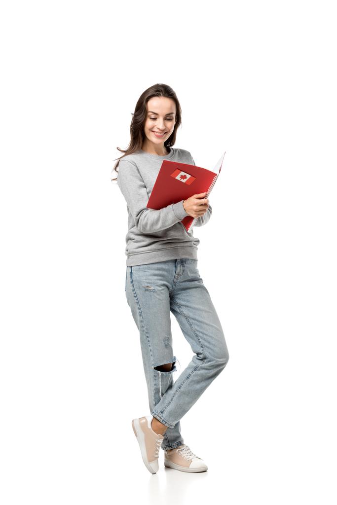 mosolygó piros notebook tartó maple leaf matrica elszigetelt fehér diáklány - Fotó, kép