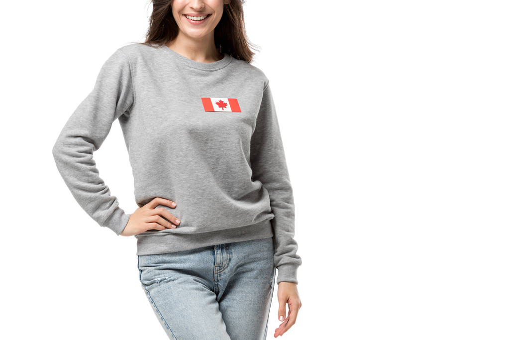 vue recadrée d'une femme souriante avec insigne du drapeau canadien isolé sur blanc
 - Photo, image
