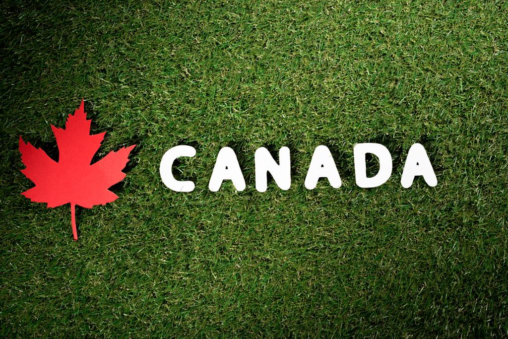 maple leaf "Kanada" szó a zöld fű háttér - Fotó, kép