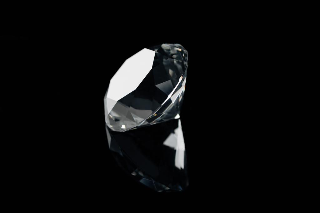 diamante brillante puro con reflejo aislado en negro
 - Foto, imagen