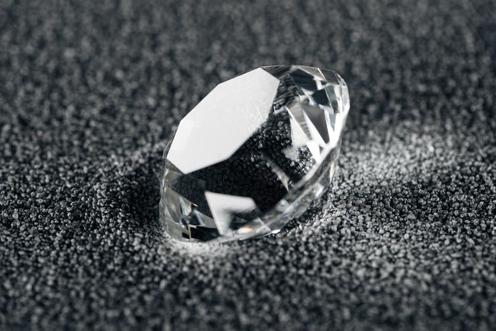 zbliżenie na pure diamond na szary teksturowanej tło  - Zdjęcie, obraz