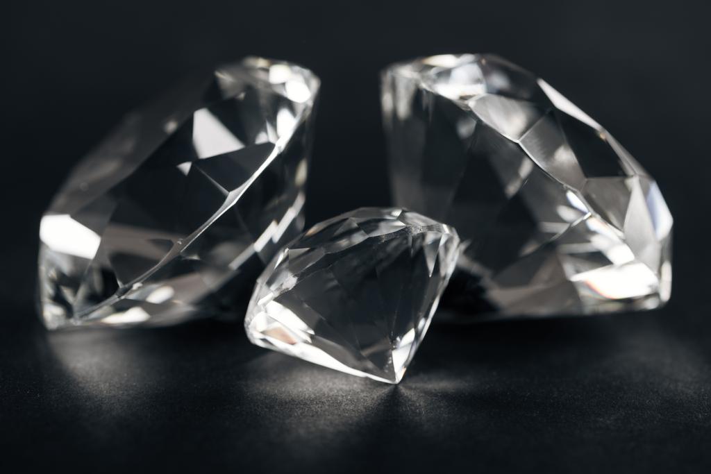 селективное фокусирование прозрачных алмазов на черном фоне
  - Фото, изображение
