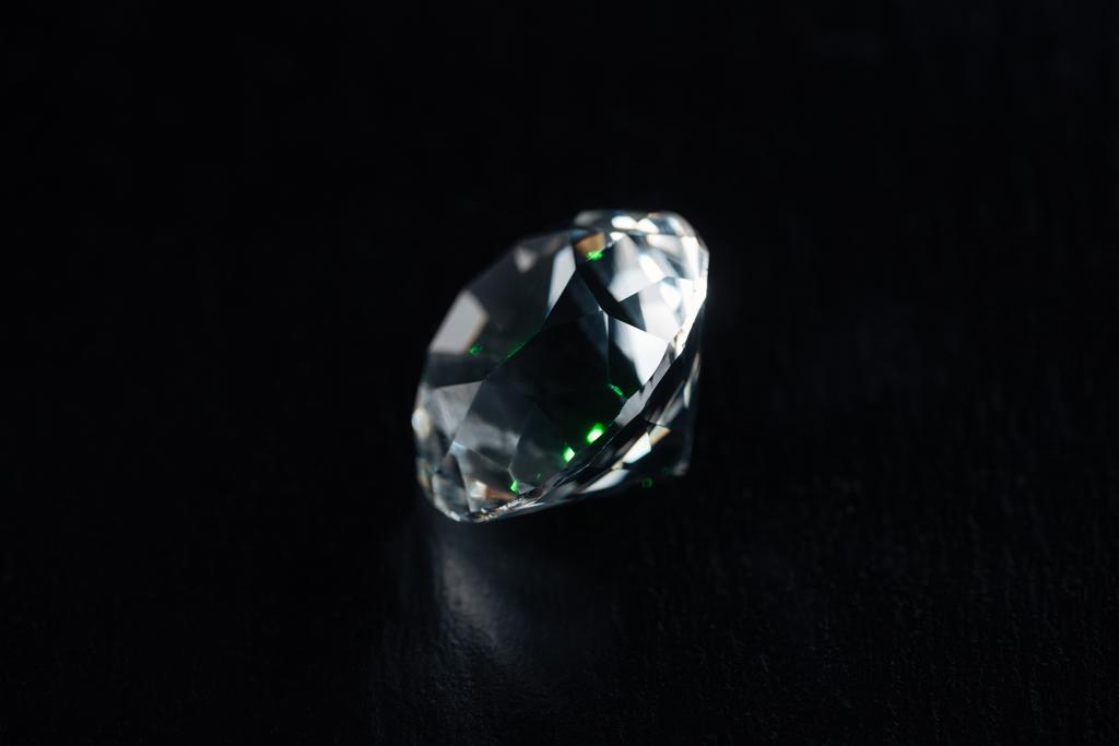 siyah arka plan üzerine büyük elmas temizleyin - Fotoğraf, Görsel