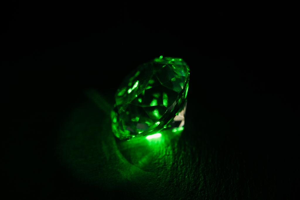 подсвеченный бриллиант с ярко-зеленым неоновым светом на темном фоне
 - Фото, изображение