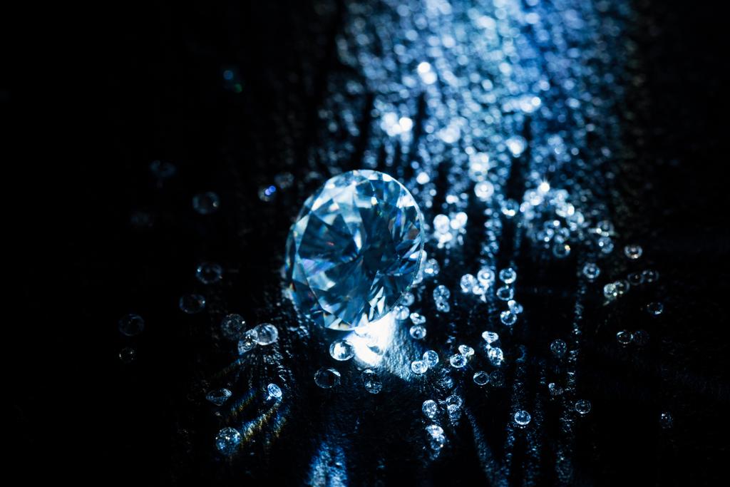 diamantes grandes y pequeños sobre fondo oscuro con luz
 - Foto, imagen