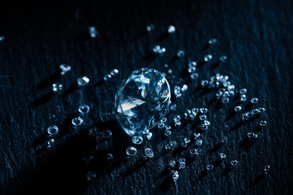 μεγάλα και μικρά διαμάντια σε σκούρο φόντο - Φωτογραφία, εικόνα