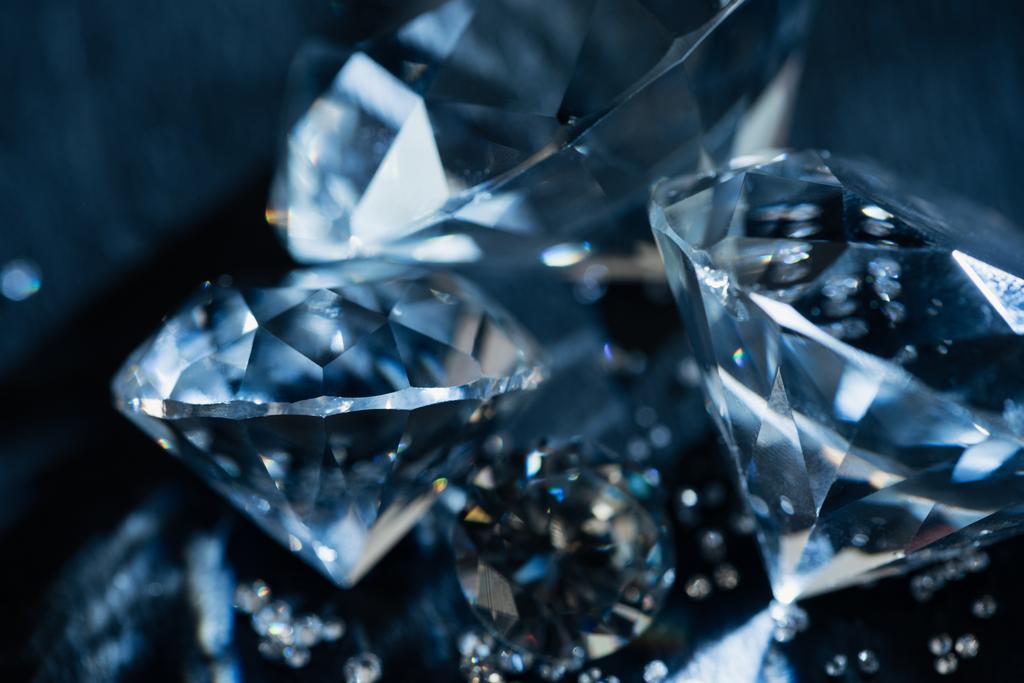 Nahaufnahme von transparenten reinen Diamanten auf schwarzem Hintergrund - Foto, Bild