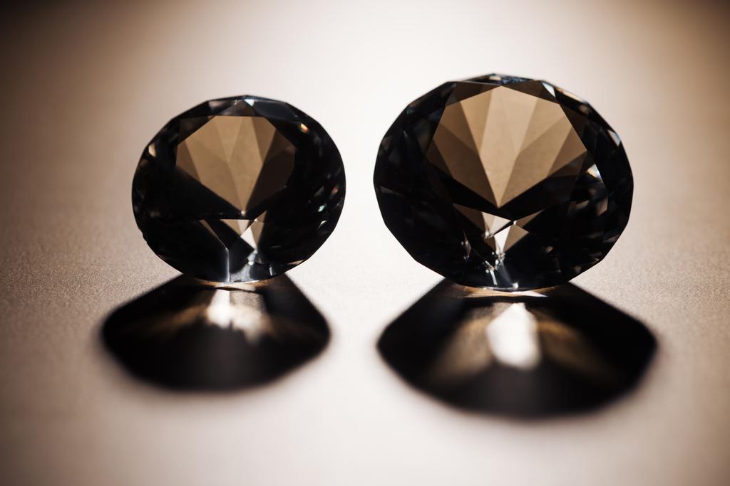 прозорі великі діаманти з тінями на бежевому фоні
  - Фото, зображення