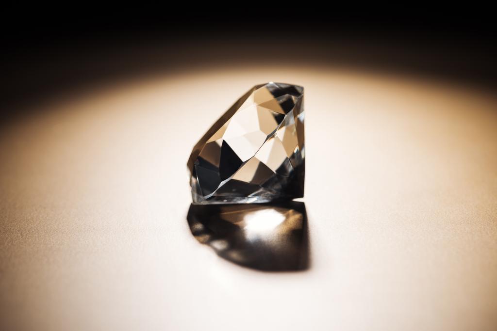claro grande diamante no fundo preto e dourado
 - Foto, Imagem