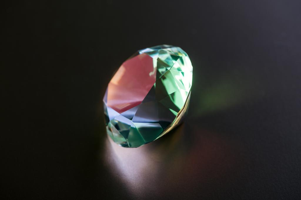 pure sprankelende diamant weerspiegelt licht op donkere achtergrond - Foto, afbeelding