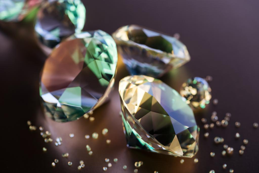kokoelma kiiltävä kirkas timantteja ruskealla taustalla
 - Valokuva, kuva