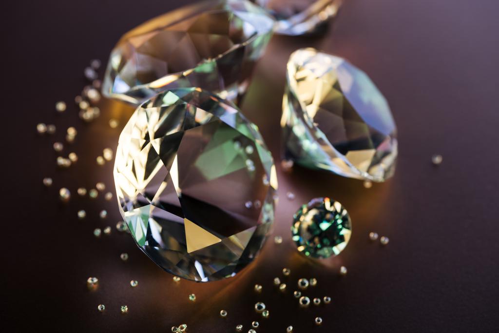 селективное фокусирование прозрачных алмазов на коричневом фоне
 - Фото, изображение