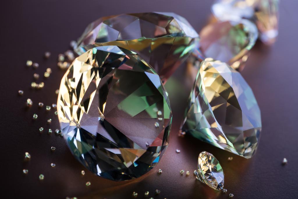 вибірковий фокус чистих алмазів на коричневому фоні
 - Фото, зображення