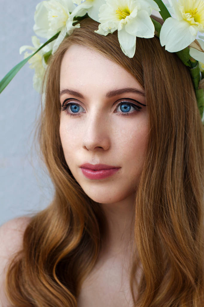 Retrato de uma menina macia em uma coroa de narciso, frescura primavera, fundo claro
 - Foto, Imagem