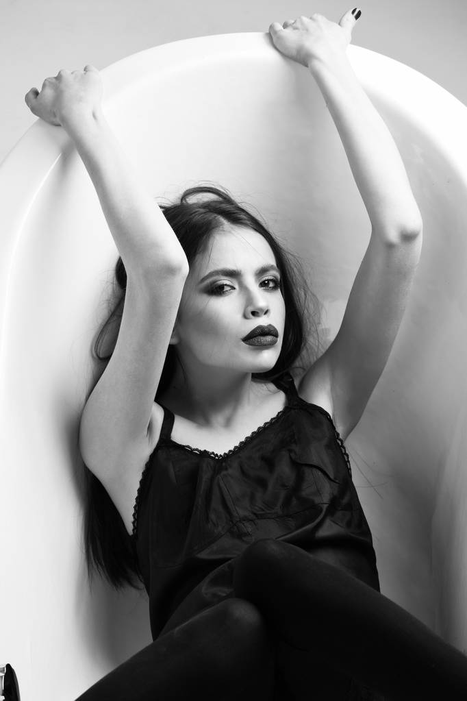 kobieta w sukience z długimi włosami, czarna szminka w kąpieli - Zdjęcie, obraz