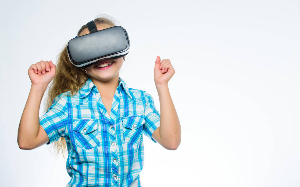 Dzieciak Poznaj nowoczesnej technologii wirtualnej rzeczywistości. Wirtualnej edukacji dla ucznia. Dziewczyna słodkie dziecko z głowy montowane wyświetlacza na białym tle. Dostać wirtualne doświadczenie. Koncepcja wirtualnej rzeczywistości - Zdjęcie, obraz