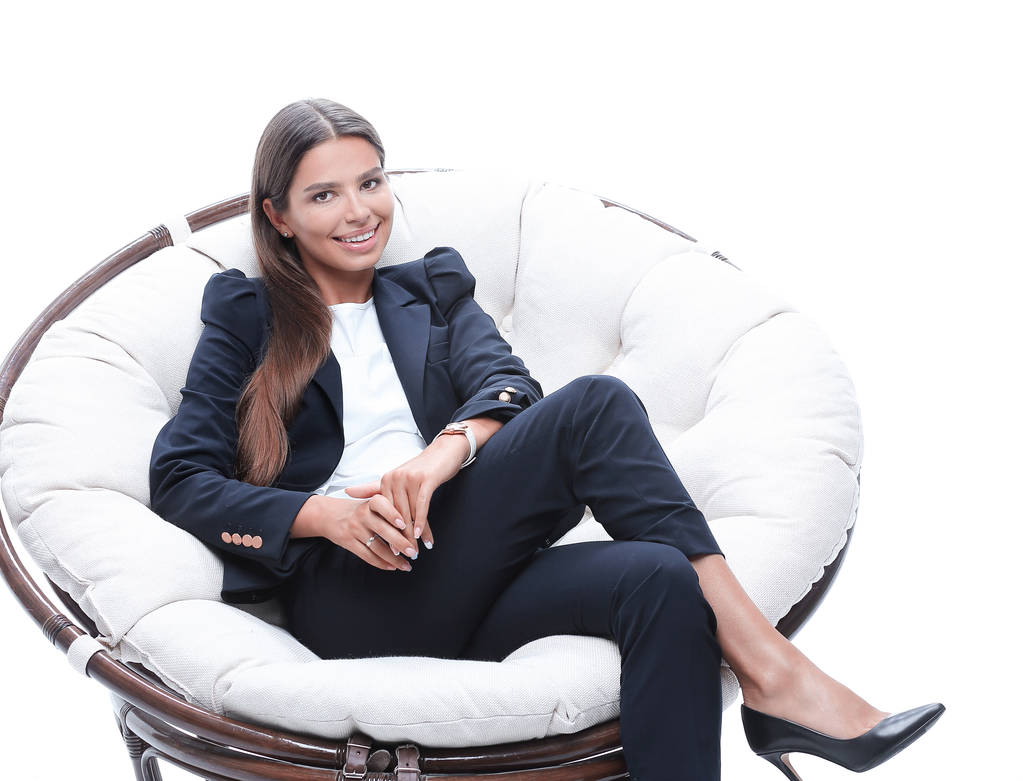 junge Geschäftsfrau entspannt im runden Stuhl - Foto, Bild