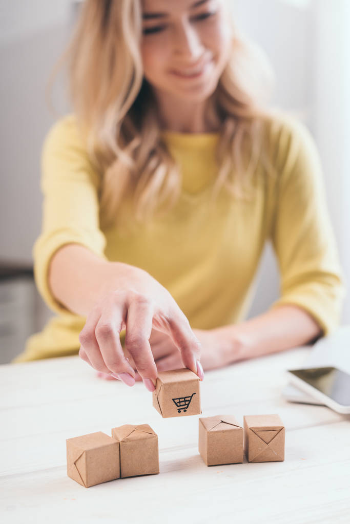 selectie focus de petites boîtes en papier avec femme blonde sur fond
 - Photo, image