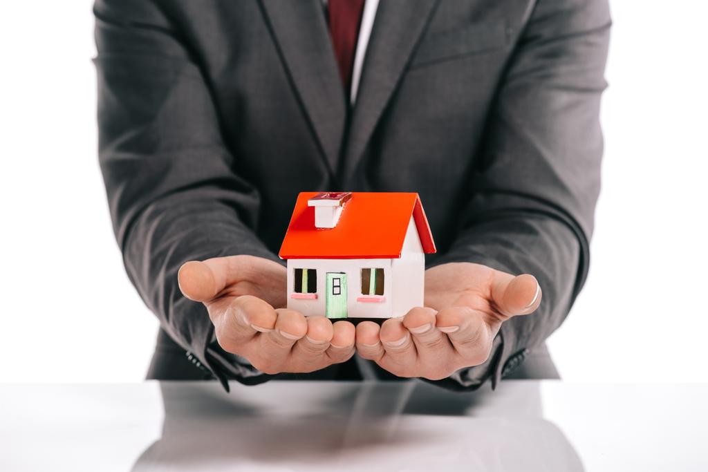 обрезанный вид ипотечного брокера холдинга модель дома изолированы на белом
 - Фото, изображение