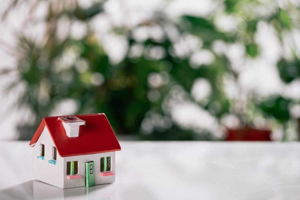 Selektywny fokus modelu Dom na biały biurko, koncepcja kredyt hipoteczny - Zdjęcie, obraz