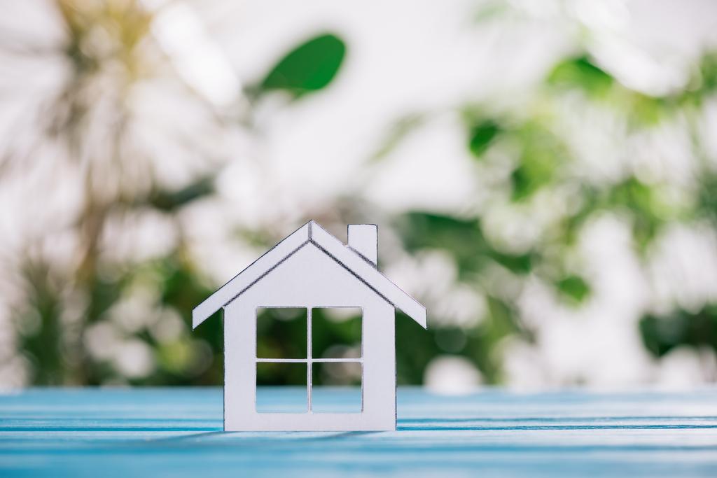 foyer sélectif de la maison en papier sur bureau en bois bleu, concept hypothécaire
 - Photo, image