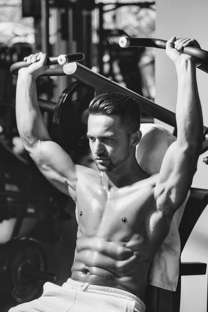 muskularny mężczyzna trening w siłowni - Zdjęcie, obraz