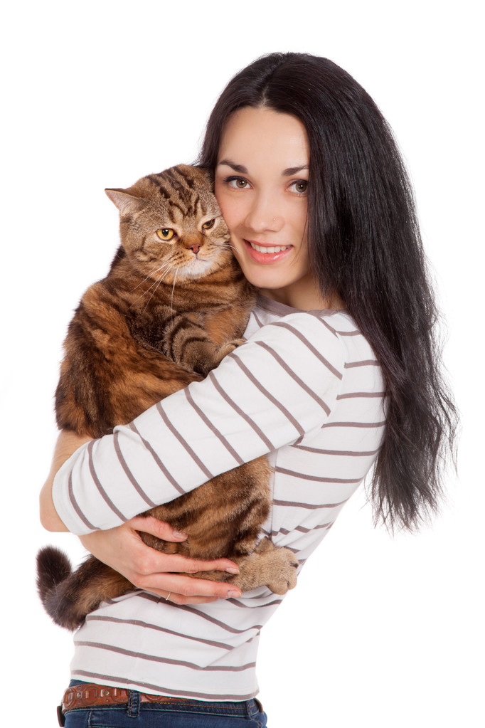 красива усміхнена брюнетка дівчина і її імбирний кіт над білим ба
 - Фото, зображення