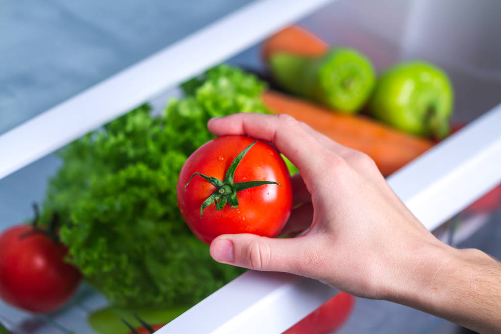 Avattu jääkaappi täynnä tuoreita vihanneksia. Terveellinen ja oikea ruoka
 - Valokuva, kuva