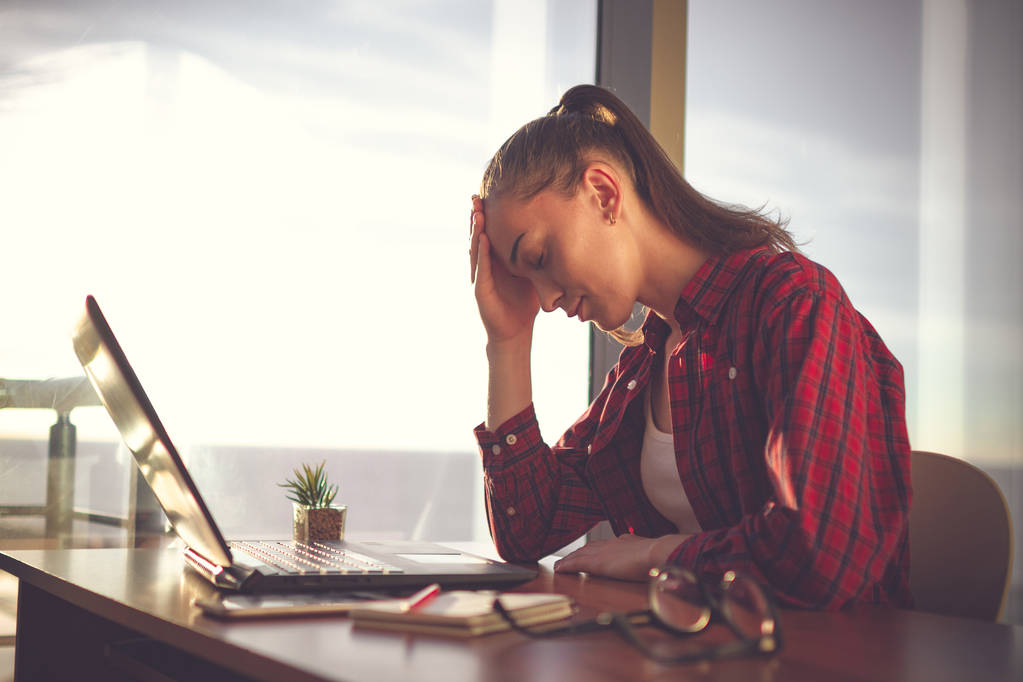 Giovane donna d'affari sensazione di stanchezza e mal di testa durante un lungo duro lavoro al computer. Sovraccarico di lavoro
 - Foto, immagini