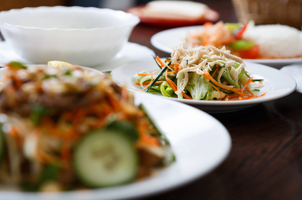 Tradycyjne wietnamskie Sałatka z mięsa gotowanego kurczaka biały & świeże warzywa serwowane na białym talerzu w restauracji. Element menu żywności Azji café. Spróbować egzotycznych przekąska z naturalnych składników - Zdjęcie, obraz