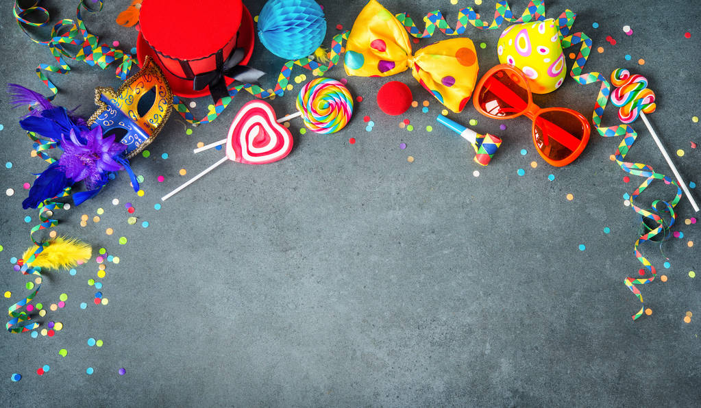 Värikäs karnevaali, festivaali tai syntymäpäivä tausta naamarit, serpentiinit, karkkia, konfetti ja muut puolueen kohteita
 - Valokuva, kuva