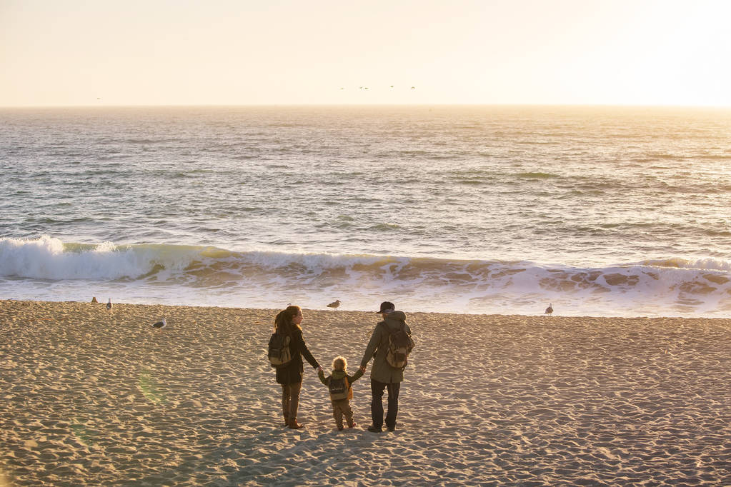Щаслива родина відвідати Тихого океану в Каліфорнії - Фото, зображення