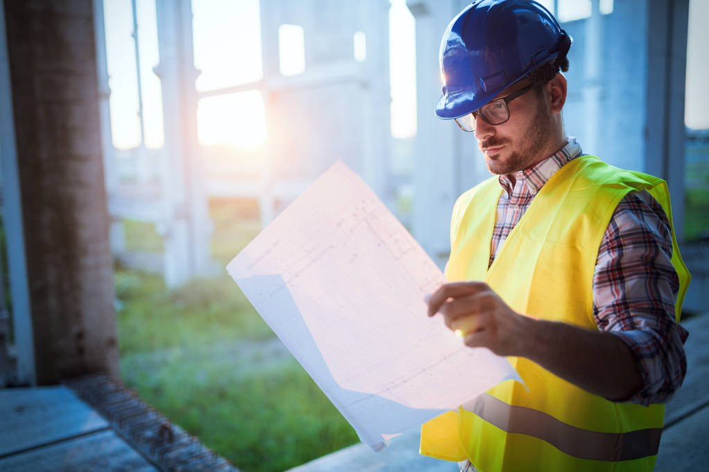 Νέοι επαγγελματίες άνθρωπος κατασκευή site μηχανικός με μπλε print - Φωτογραφία, εικόνα
