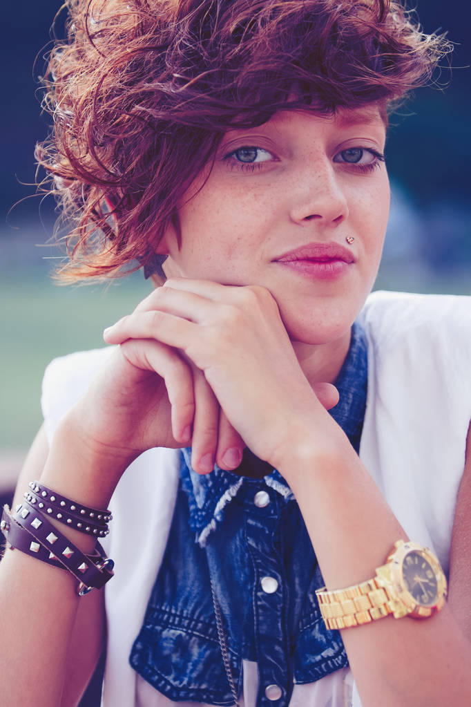 Μοντέρνο εφηβικό hipster κορίτσι με χείλη δαχτυλίδι piercing που παρουσιάζουν.  - Φωτογραφία, εικόνα
