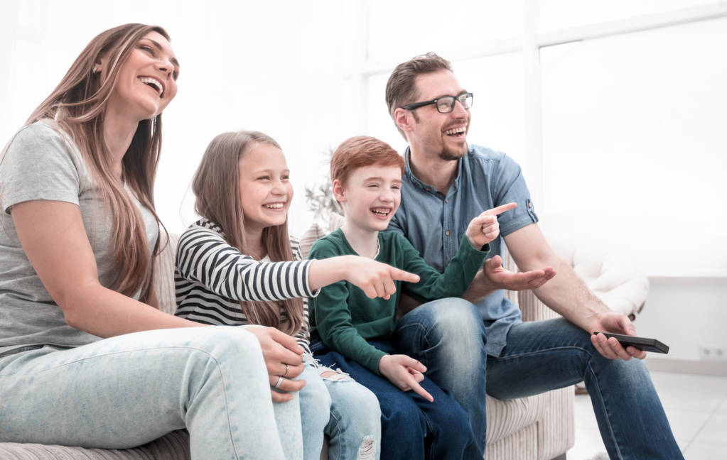 glückliche Familie schaut ihre Lieblings-TV-Show. - Foto, Bild