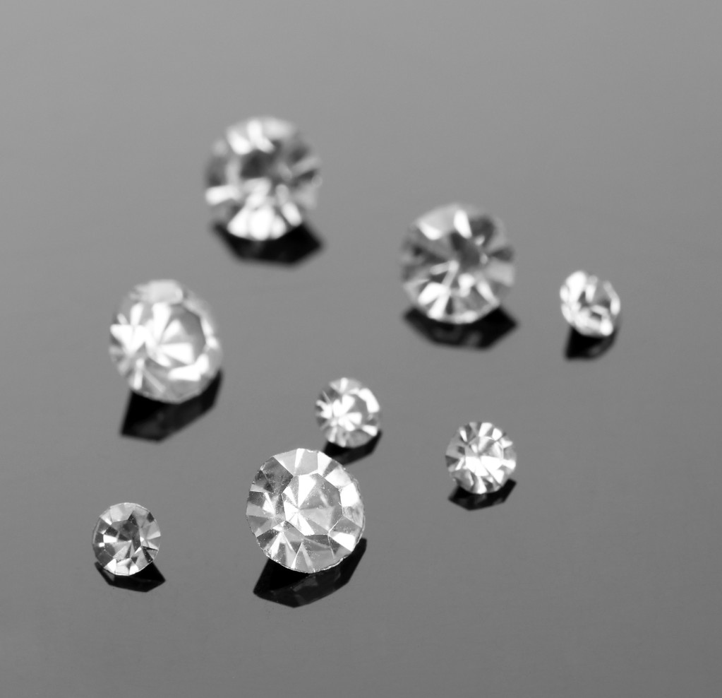 krásné lesklé krystaly (diamantů), na šedém pozadí - Fotografie, Obrázek