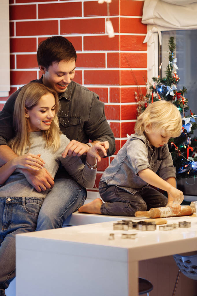 Gelukkige jonge familie maken van cookies thuis  - Foto, afbeelding