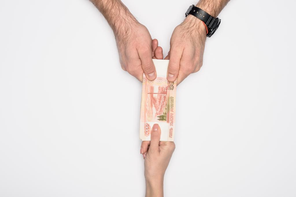 Erkek ve kadın Rus banknot gri izole bir arada tutan kısmi görünümü - Fotoğraf, Görsel