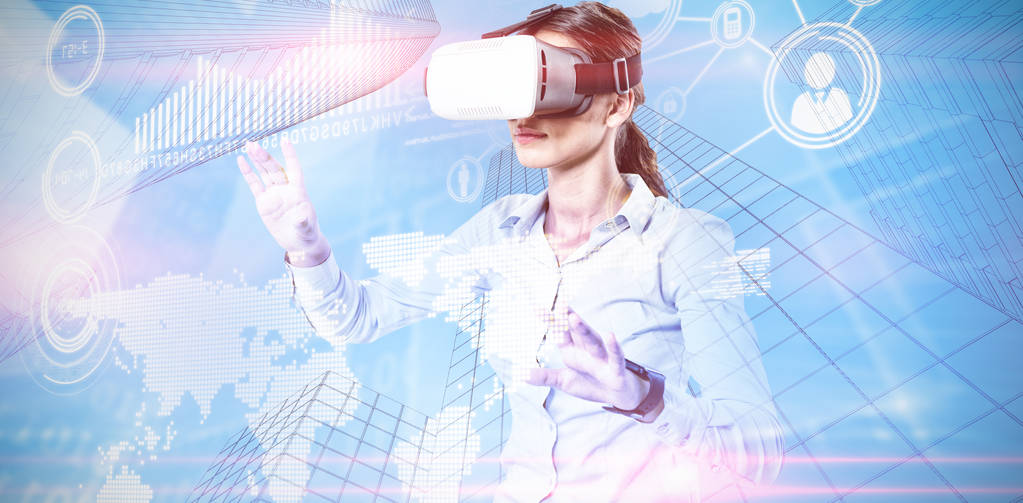 Ejecutiva femenina usando auriculares de realidad virtual contra imagen compuesta de interfaz tecnológica
 - Foto, imagen
