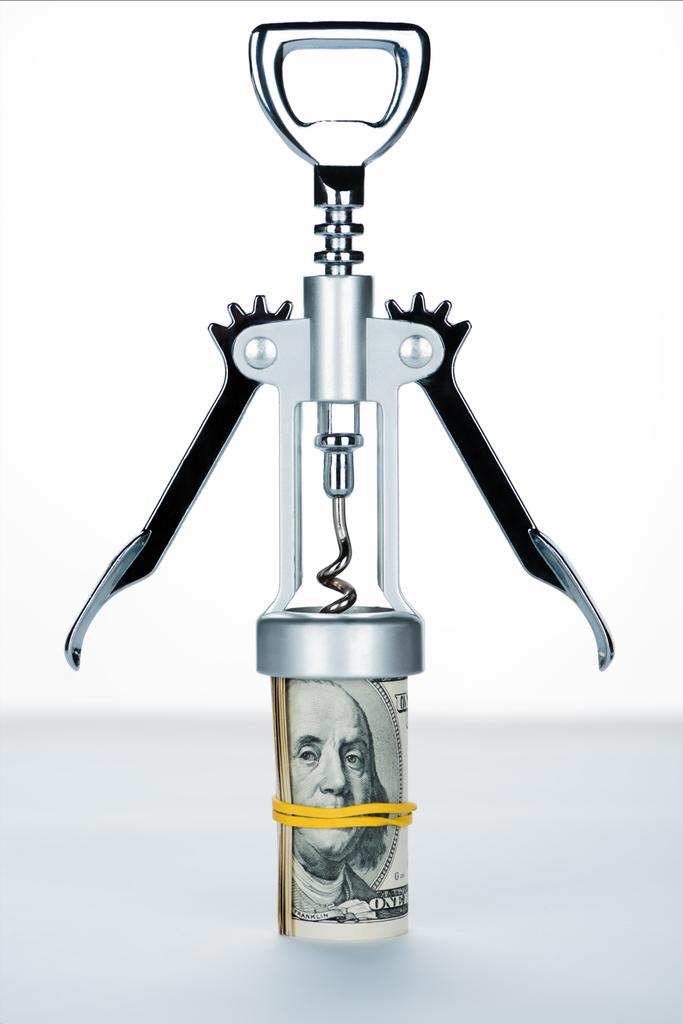 corkscrew met geld roll op onscherpe witte en grijze achtergrond  - Foto, afbeelding