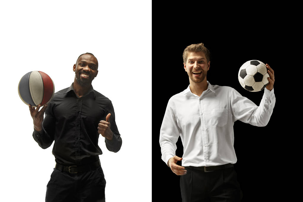Портрет улыбающихся мужчин, держащих футбольный и баскетбольный мяч на белом и черном фоне
 - Фото, изображение