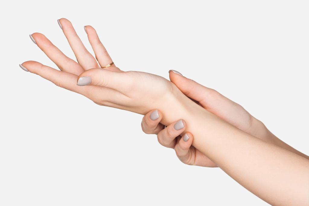 Προβολή γυναικεία χέρια με δαχτυλίδι που απομονώνονται σε λευκό - Φωτογραφία, εικόνα